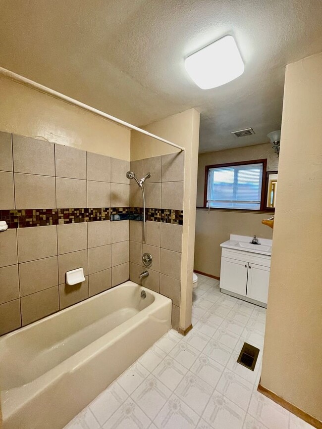 Building Photo - We have the wonderful 3 bed/2 bath you’ve ...