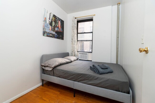 Building Photo - 238 E 95th St