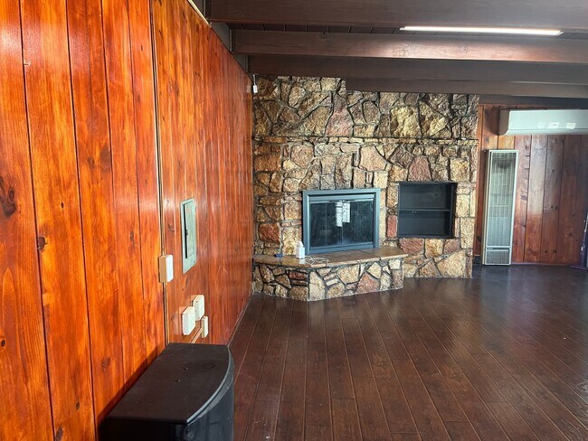 Building Photo - Home with a Cabin Style Family room and backyard Oasis