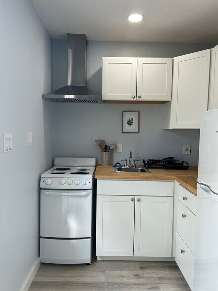 Building Photo - 3219 Roscoe Ave