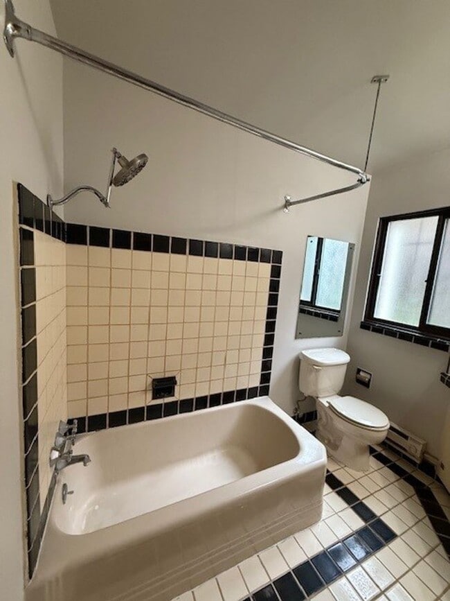 Building Photo - Cliff Dr. Apartment - Spacious with Hardwo...