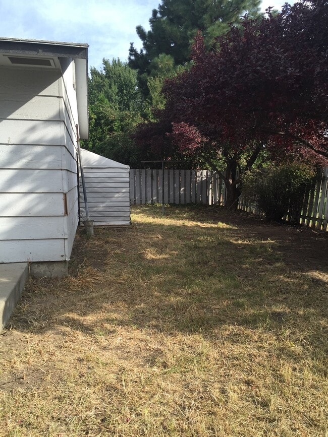 Building Photo - 4 Bedroom Home Under Radio Hill