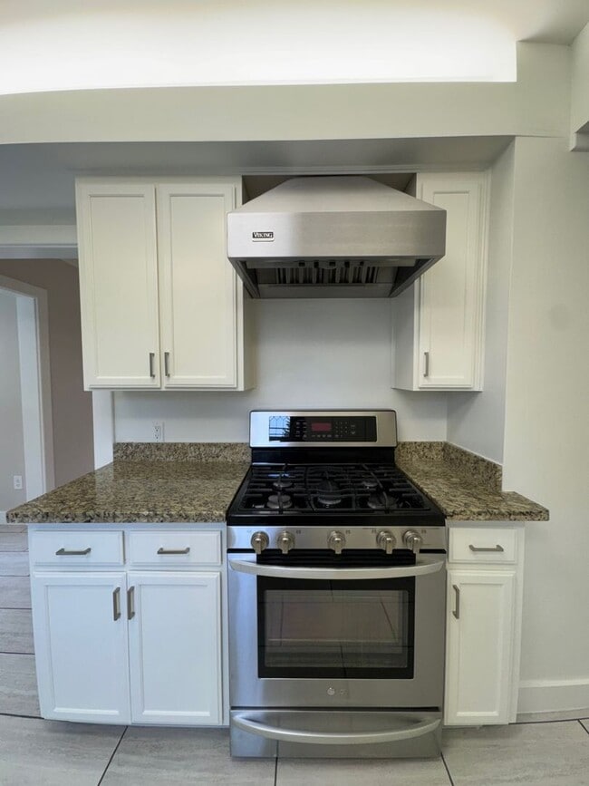 Building Photo - Warm & cozy 5 bed 2.5 bath home in the hea...