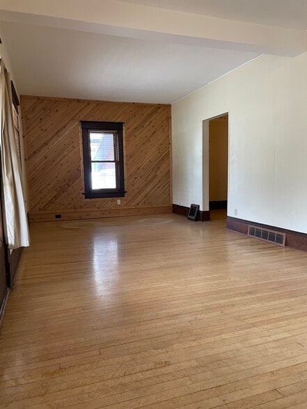 Building Photo - 1042 Main St