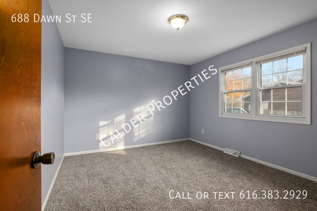 Building Photo - 688 Dawn St SE