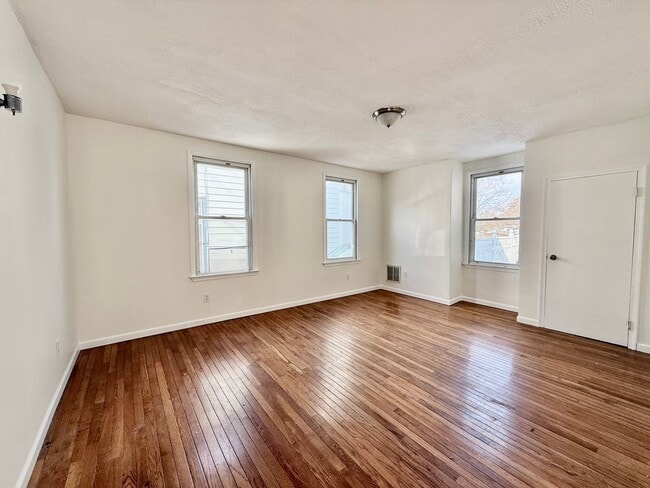 Building Photo - FOR RENT- Spacious 4 Bedroom 2 Bath Home in Penns Grove $2000