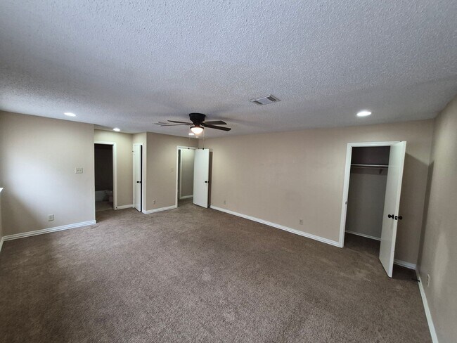 Building Photo - 8007 Chestnut Bluff Dr