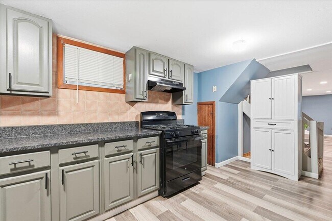 Building Photo - 169 Zabriskie St