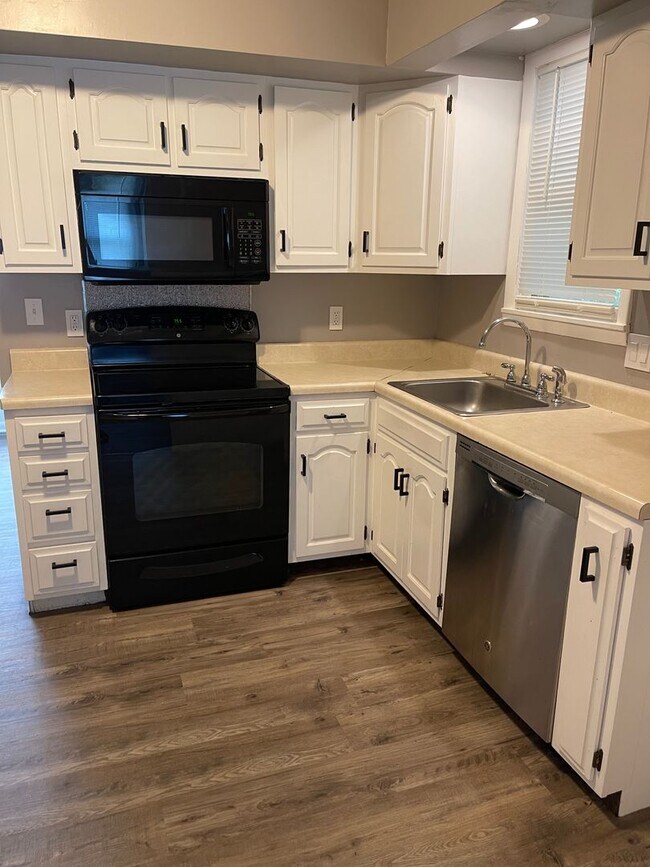 Building Photo - 612 S 8th St