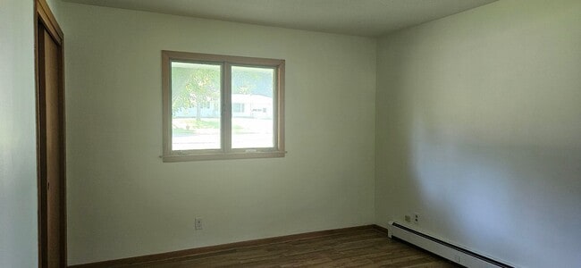 Building Photo - Large Rambler with 5 bedrooms, 2 baths wit...