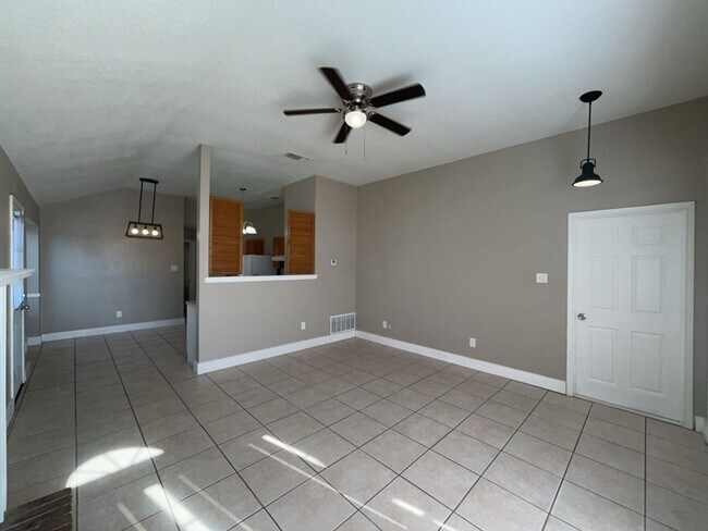 Building Photo - 709 Lisa Ln