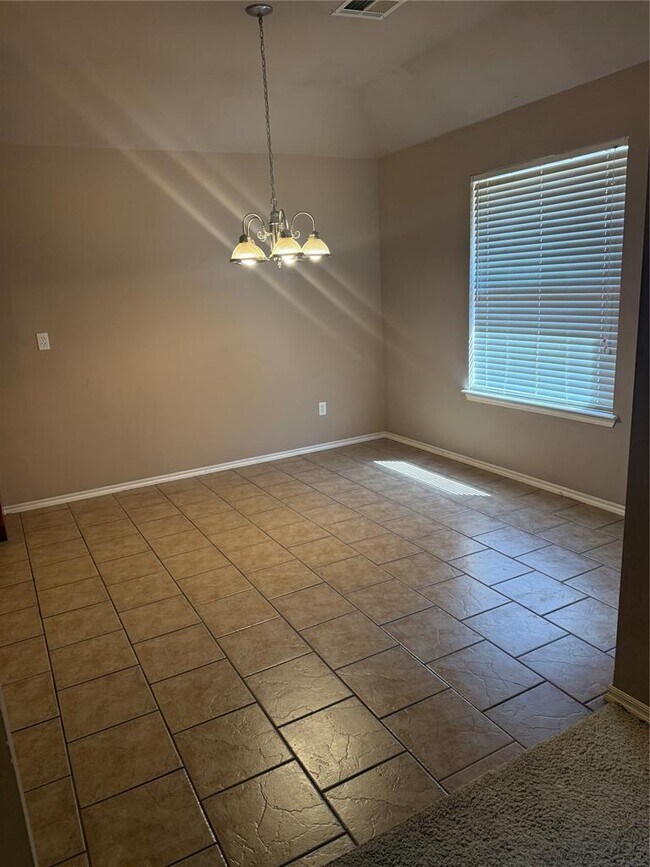 Building Photo - 400 S Castle Ridge Ln