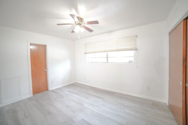 Building Photo - 3 Bed / 2 Bath Brick Home With Yard In Town
