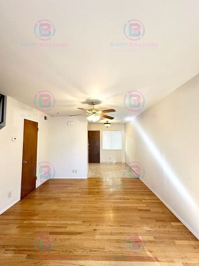 Building Photo - Delightful One-Bedroom + Office Near Idlew...