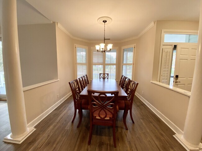 Building Photo - Moss Creek Home with a Gorgeous Water View!