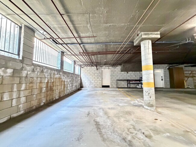 Building Photo - 2 Bed / 2.5 Bath Tri-Level Townhome – Gated Community in North Redondo Beach (Torrance PO)