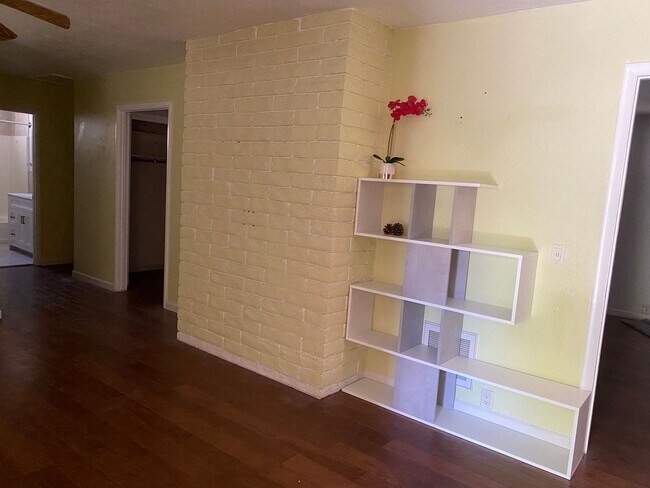 Building Photo - 1480 W University Heights Dr N