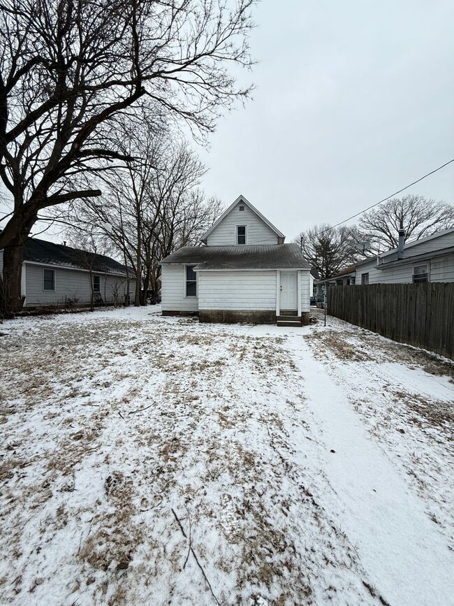Building Photo - HOUSE...LARGE 3 Bedroom 2 Bath