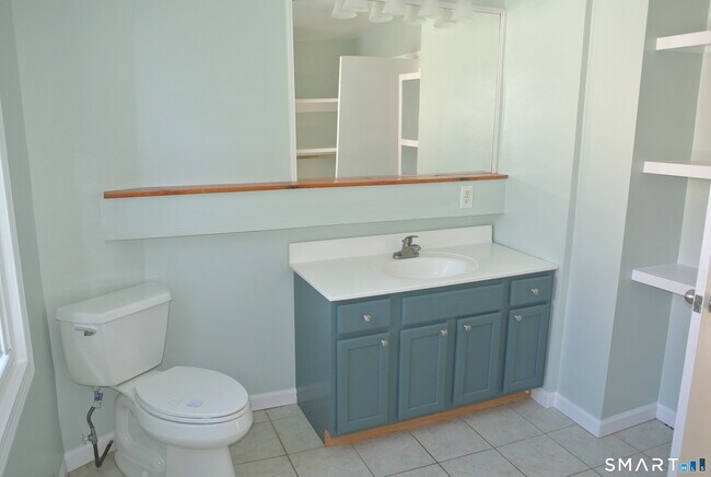 Building Photo - 492 W River St