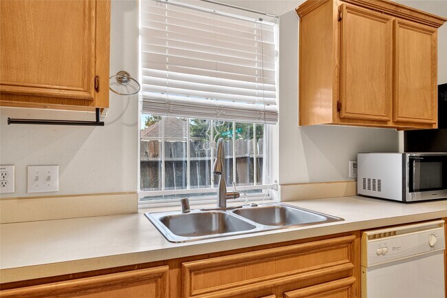 Building Photo - 12835 Wisteria Park Dr
