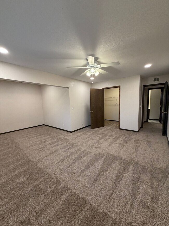 Building Photo - 1260 Larpenteur Ave W