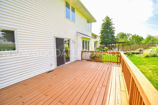 Building Photo - Spacious Home in West Des Moines. Welcome to this two-story home that offers 3 bedrooms, 2.5 bath...