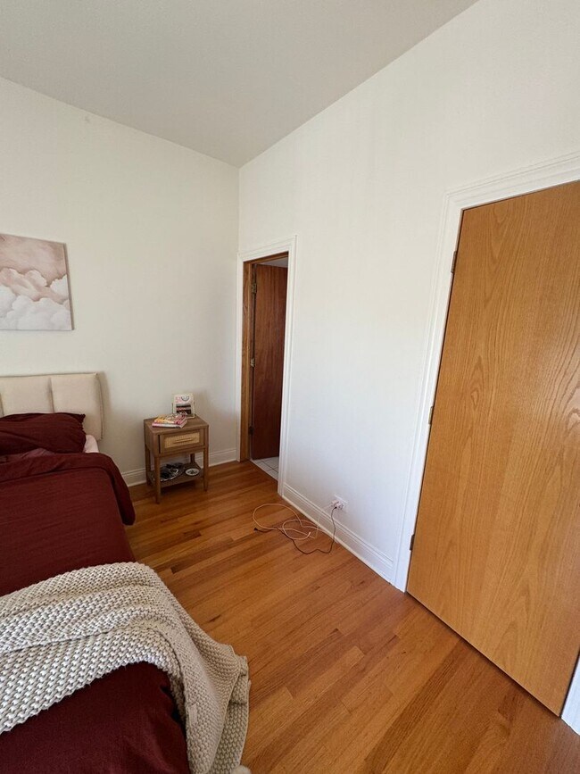 Building Photo - 4 Bedroom, 3 Bathroom Impressive Lincoln P...
