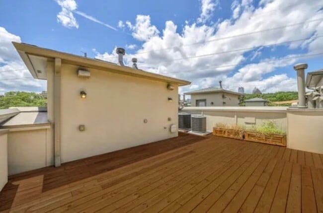 Building Photo - 1390 Dutch Valley Pl NE