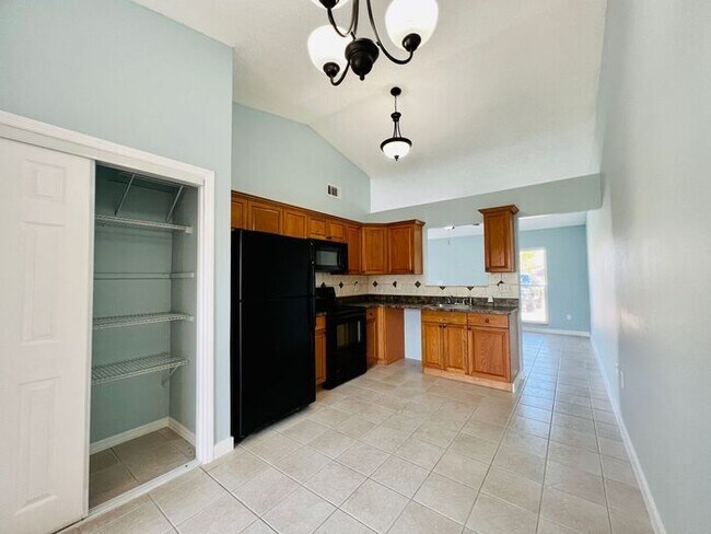 Building Photo - 2 Bedroom Candlewyck