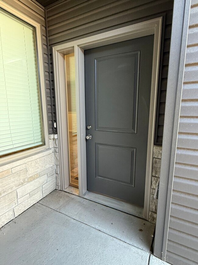 Building Photo - zero entry ranch townhome with 2 stall garage.  Spacious 2 bedroom/2.5 bath