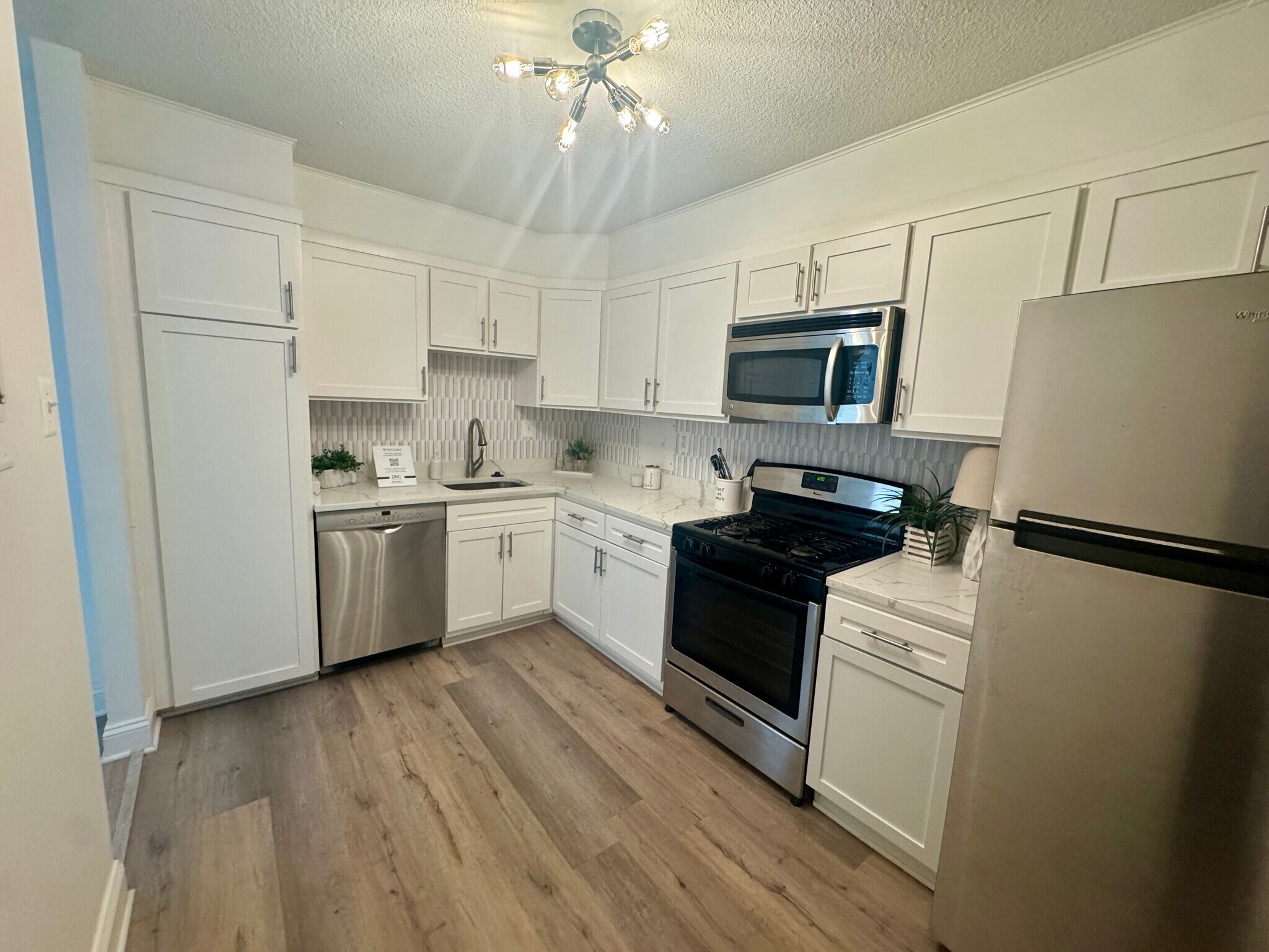 Building Photo - 1300 Army Navy Dr