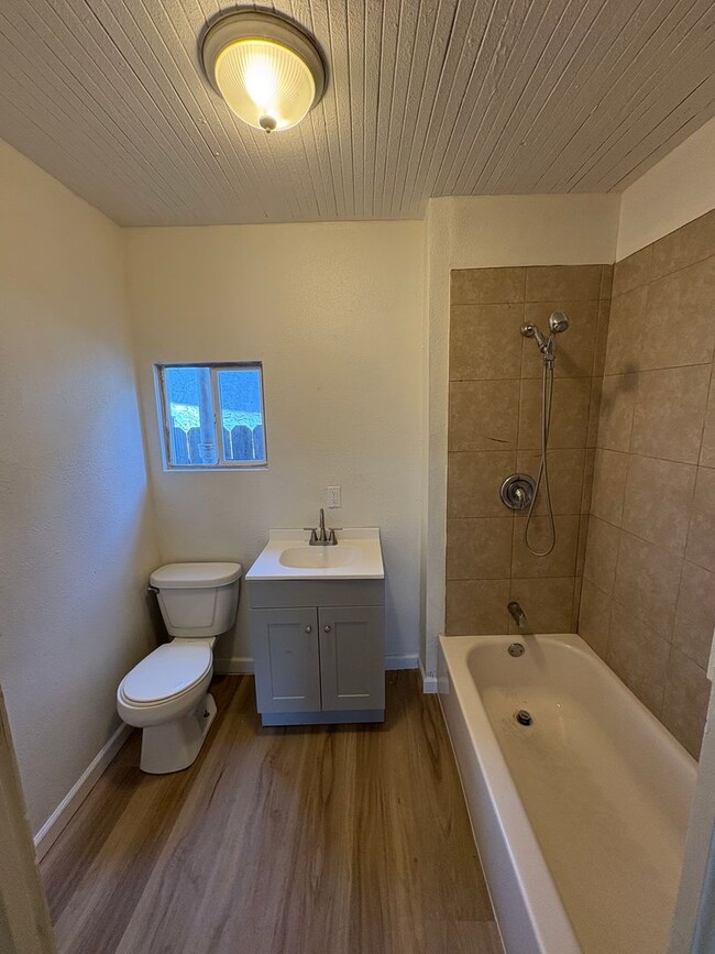 Building Photo - Spacious Dinuba Home Rent Ready!