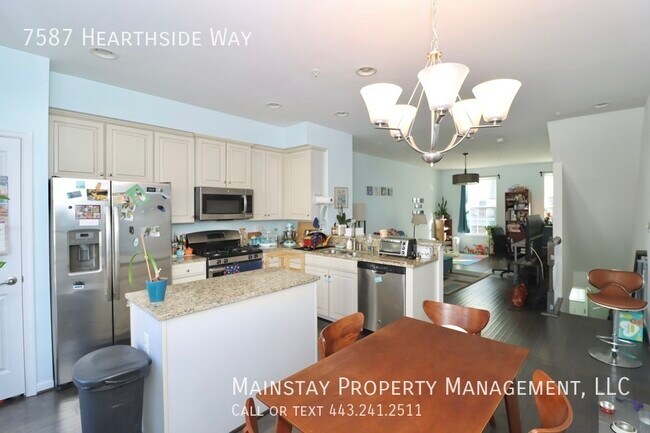 Building Photo - 3 Bedroom Townhome in Howard Square!