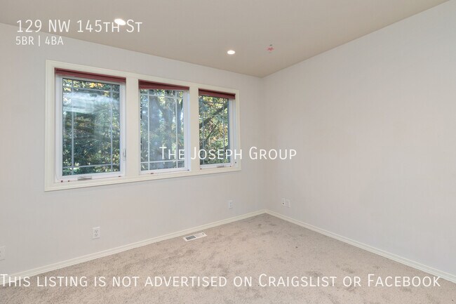 Building Photo - Beautiful 5 bed 3.5 bath in Seattle's Broa...