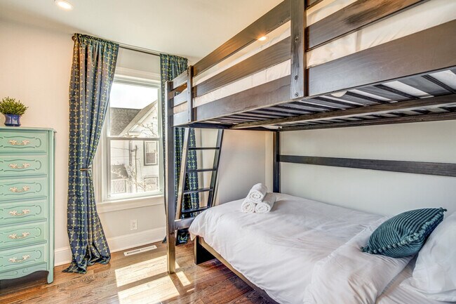 Building Photo - 6127 Longwood Ave