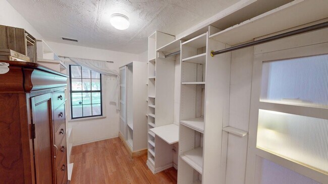 Building Photo - 605 Encino St
