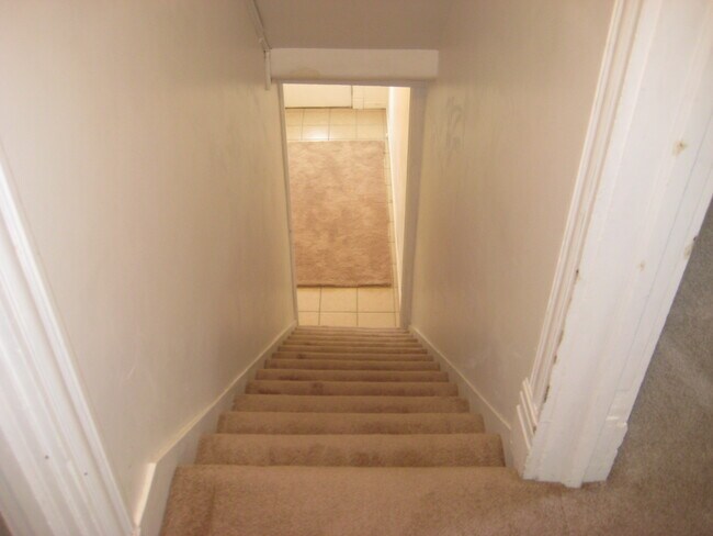 looking back down to entry - 142 George St