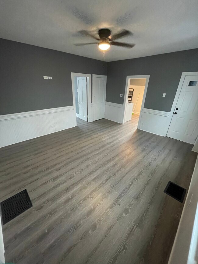 Building Photo - 588 Elma St