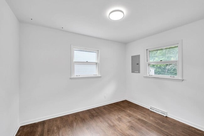 Building Photo - 360 Poplar St