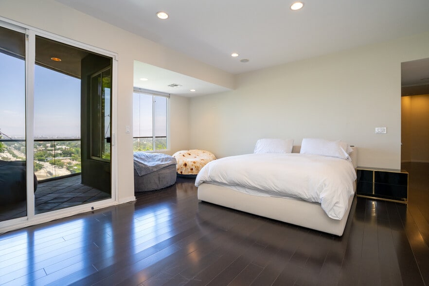 Building Photo - 3865 Buena Park Dr