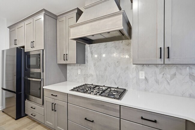 Building Photo - Like-New LoSo Townhome | 3BR + Loft | 2-Car Garage | Move-In Ready