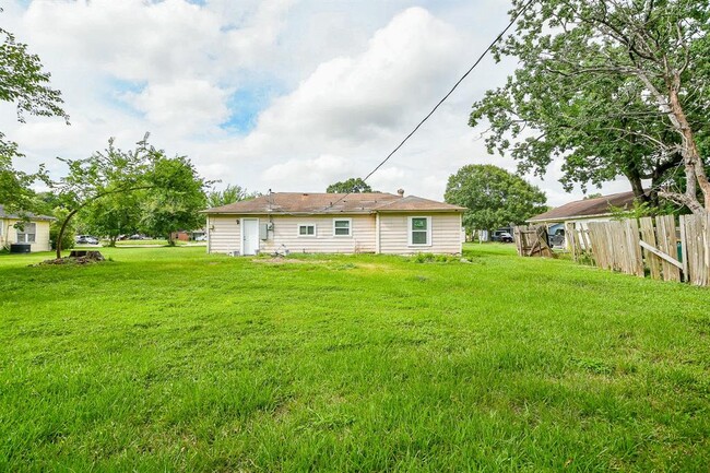 Building Photo - 319 Rustic Dr