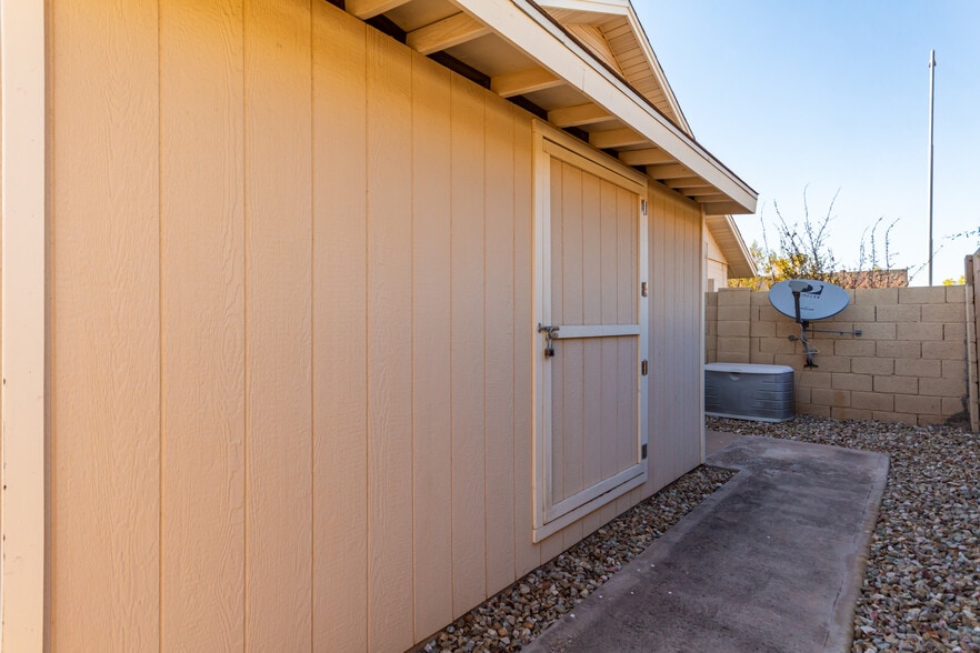 Building Photo - 1013 W Keating Ave