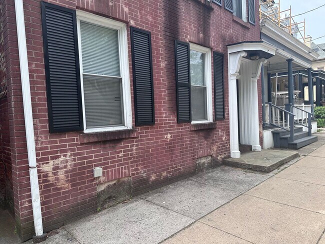 Building Photo - 422 W Orange St
