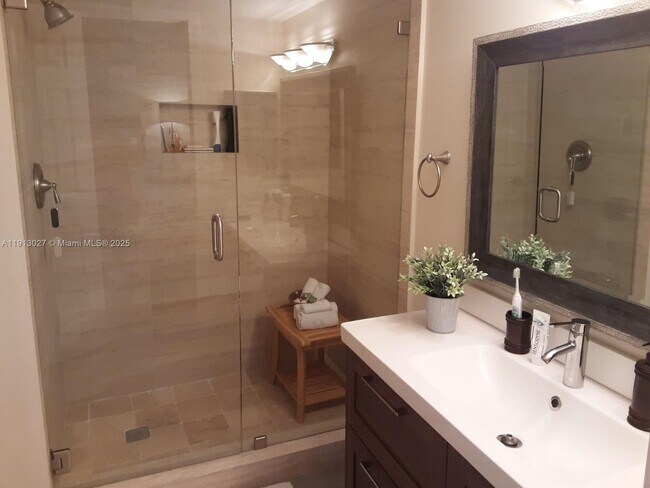 Building Photo - 9409 Fontainebleau Blvd