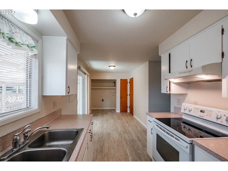 Building Photo - 635 E Elmore St