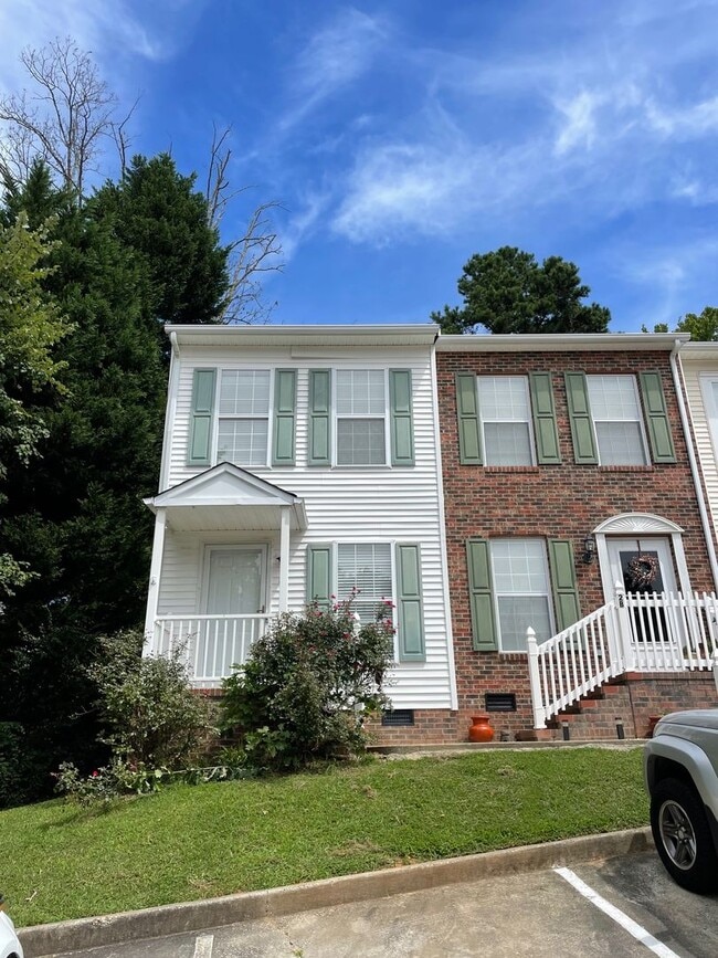 Building Photo - Beautiful 2 bed, 1 full, 2 half bath 2 sto...