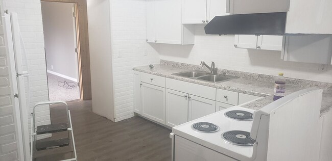 Building Photo - 4 bedroom 1.5 bath