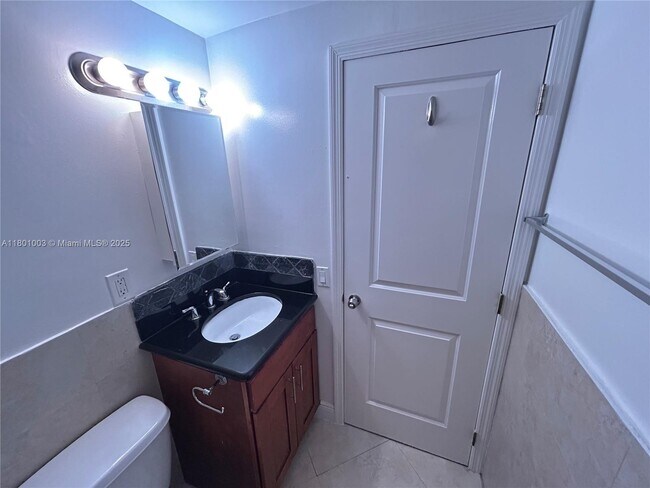 Building Photo - 2880 Pine Tree Dr
