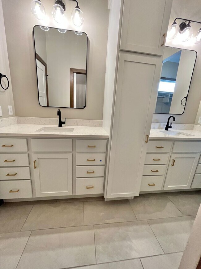 Building Photo - 5 Bed/2.5 Bath Twinhome For Rent!!